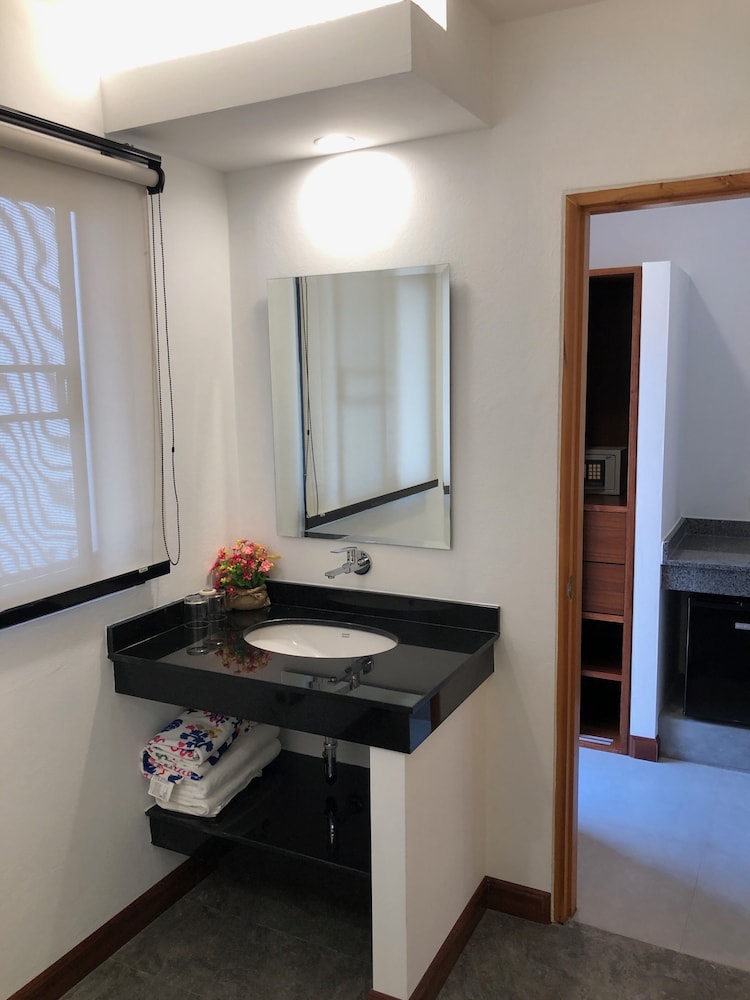 Noble House Beach Resort 63/63