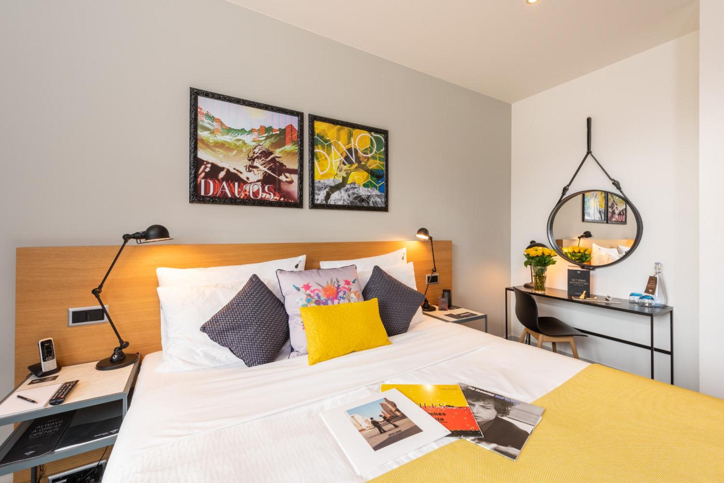 Silver, Rock, Suite, King Bed