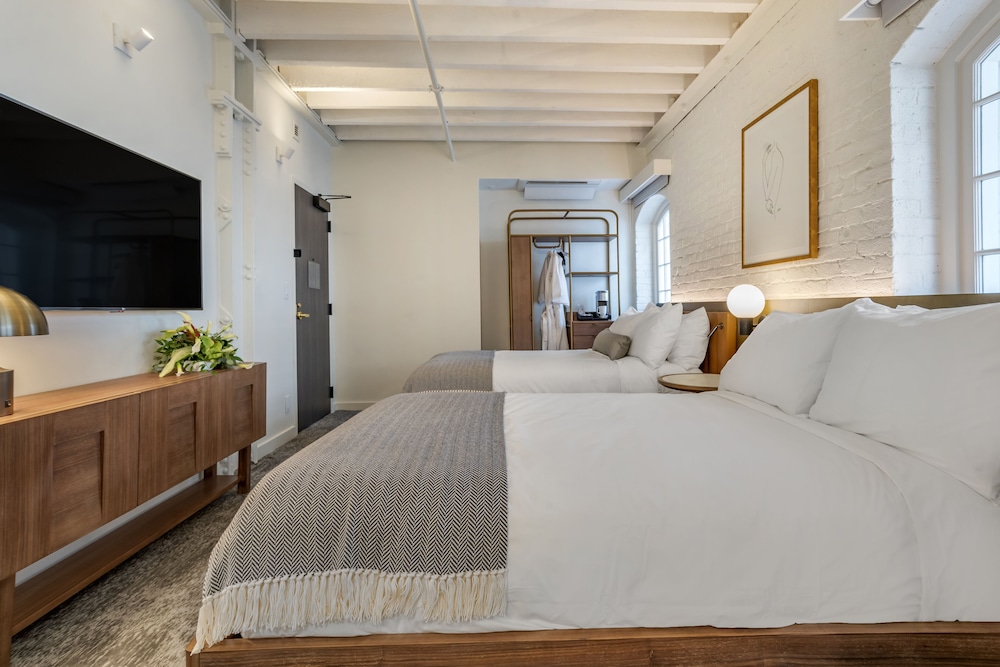 ROOM, 2 DOUBLE BEDS
