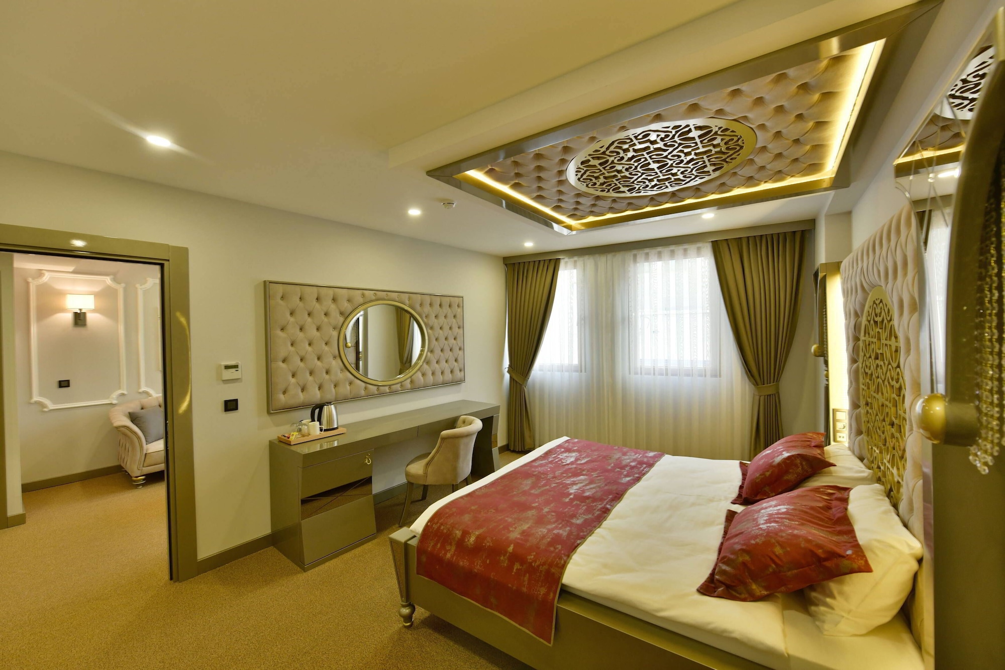 SUITE, CORNER