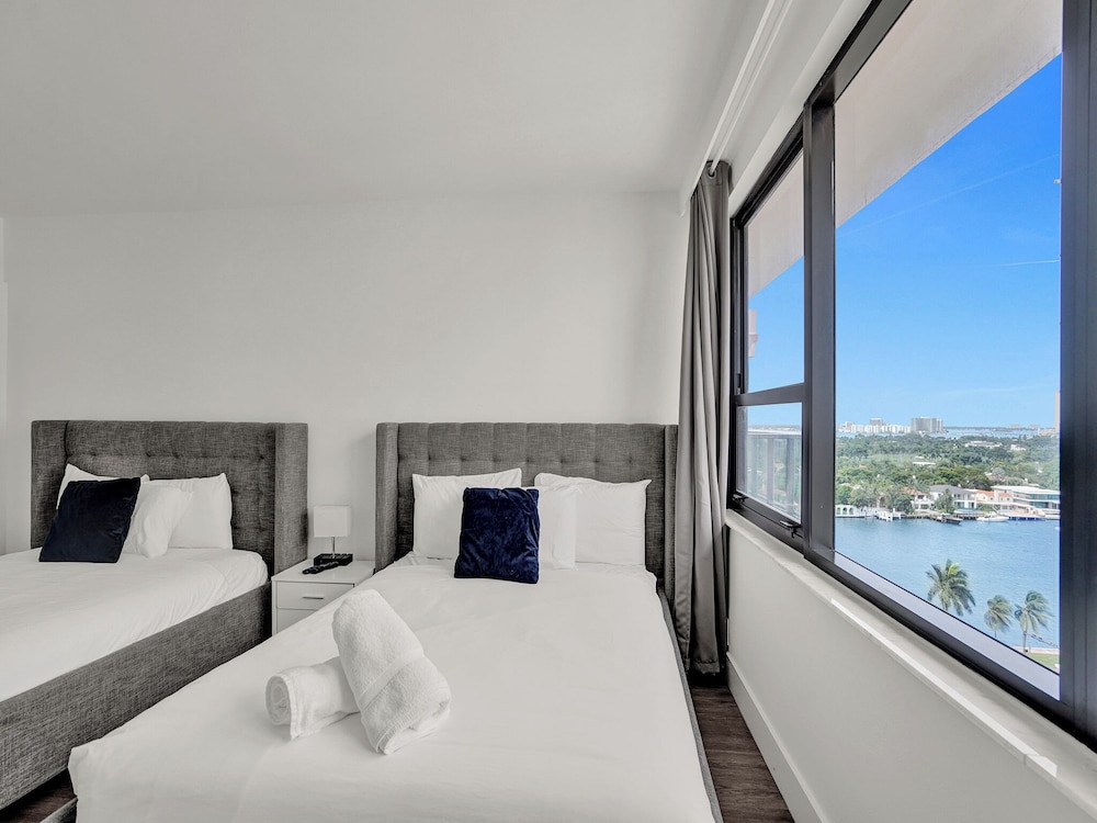 Condo, Beach, Miami, 2 Queen and Twin Beds, Sofa