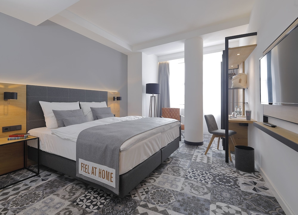 ROOM, KING BED