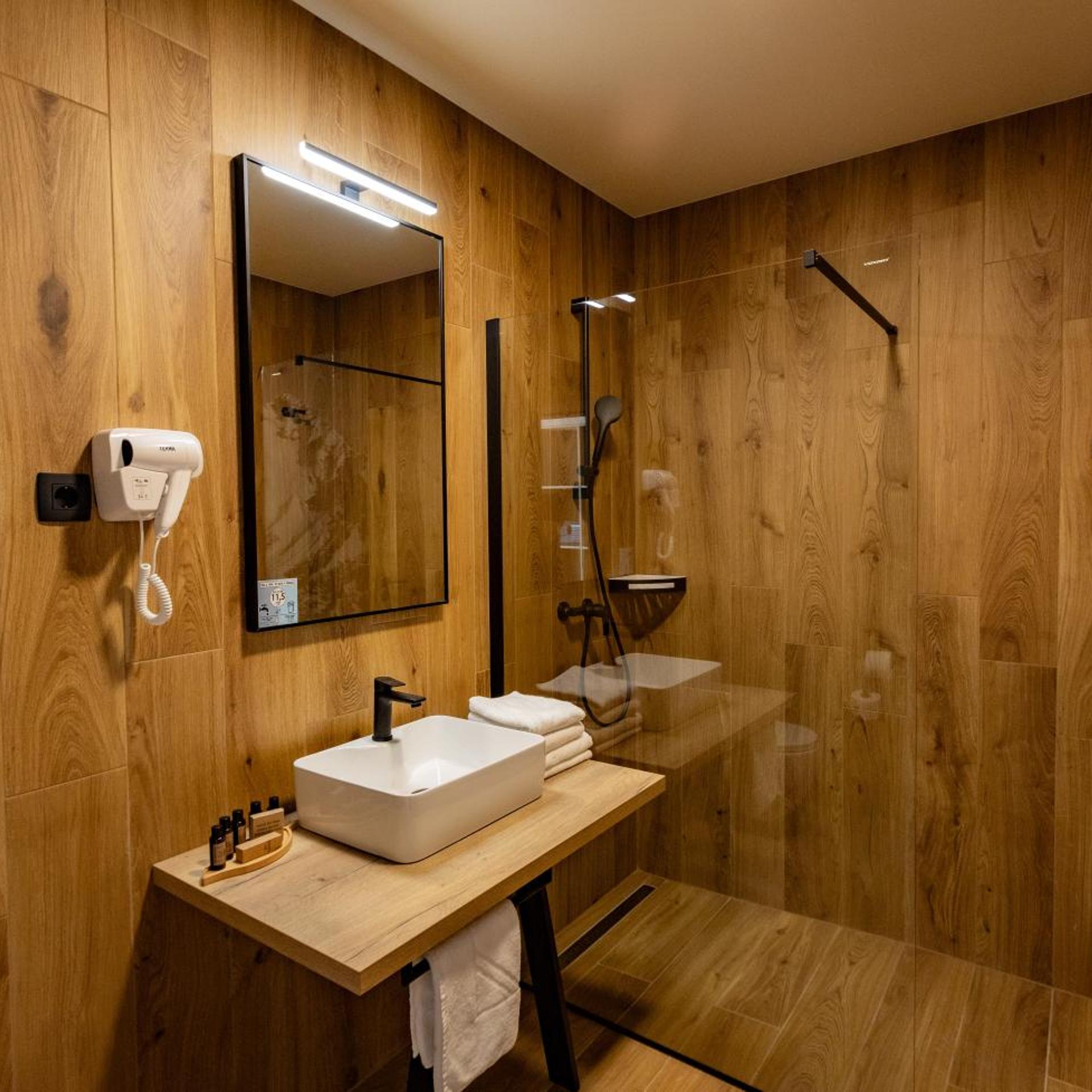 غرفة ديلوكس بسرير مزدوج أو سريرين منفصلين بإطلالة على الجبل، Hotel Kranjska Gora 10/10