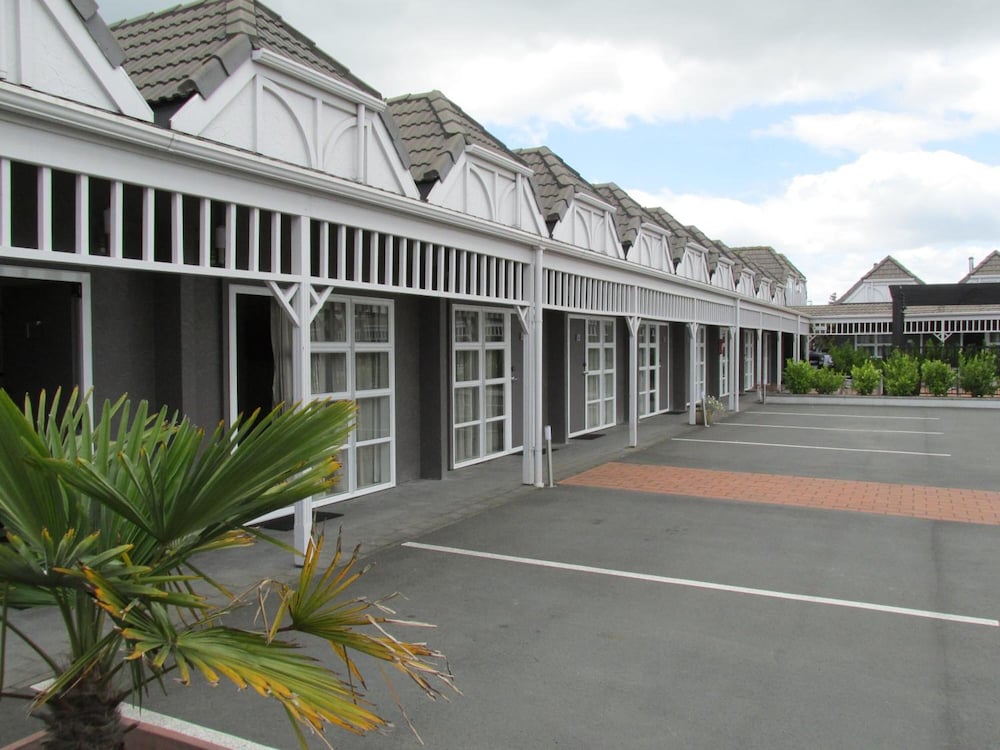 LAKE ROTORUA HOTEL 43/46