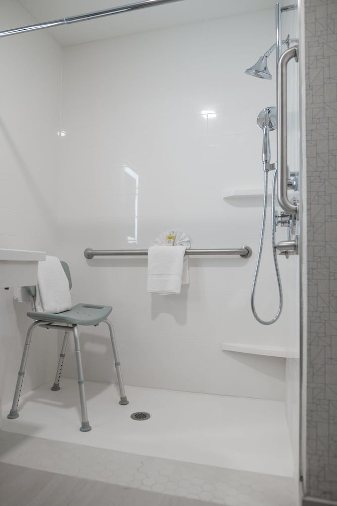 Holiday Inn Express And Suites Lake Forest 21/55