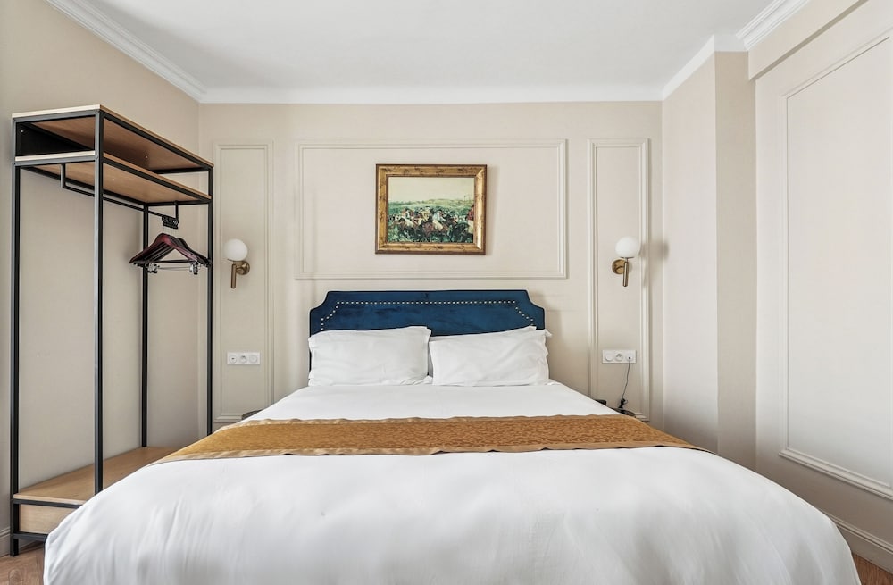 DELUXE, QUEEN BED