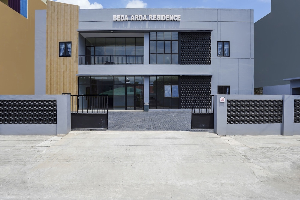 Super OYO 91181 Beda Arga Residence near RSU Royal Prima in MEDAN