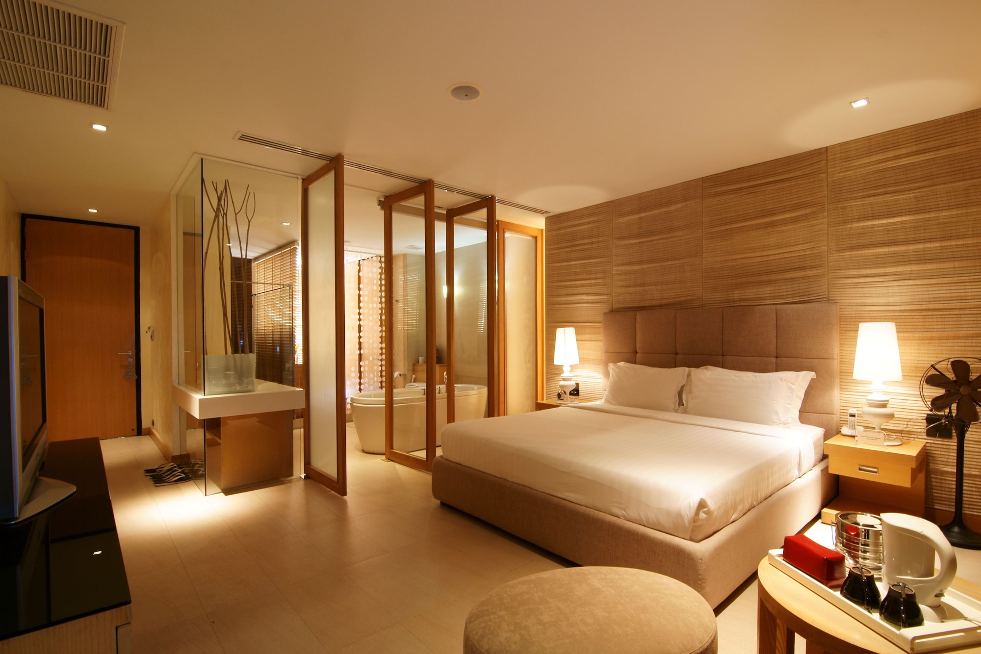 DELUXE, PARTIAL SEA VIEW