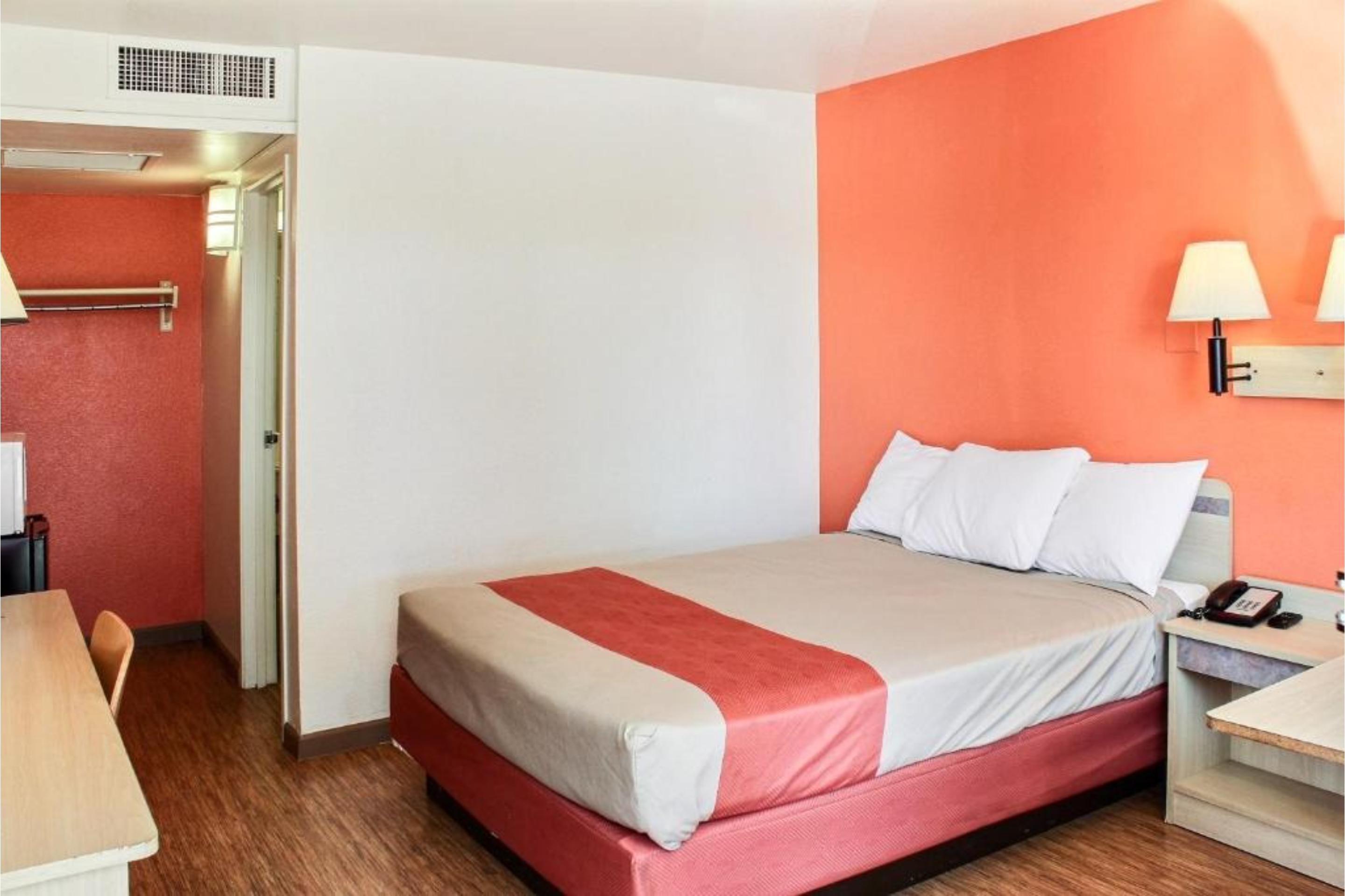 1 Queen Bed - Non-Smoking, Micfridge