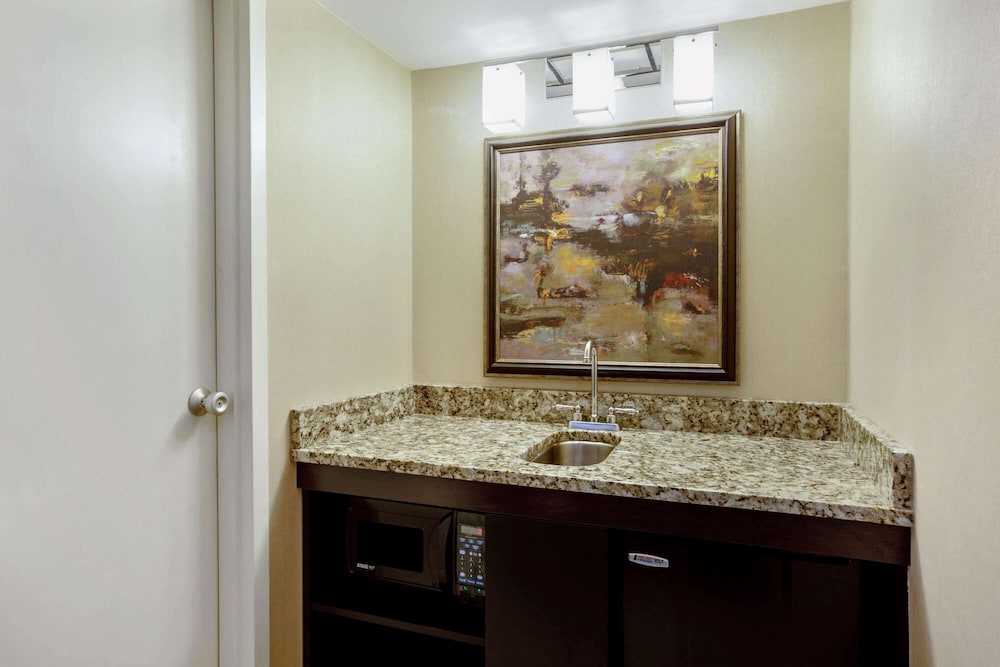 Hampton Inn Manchester Downtown, NH 31/39