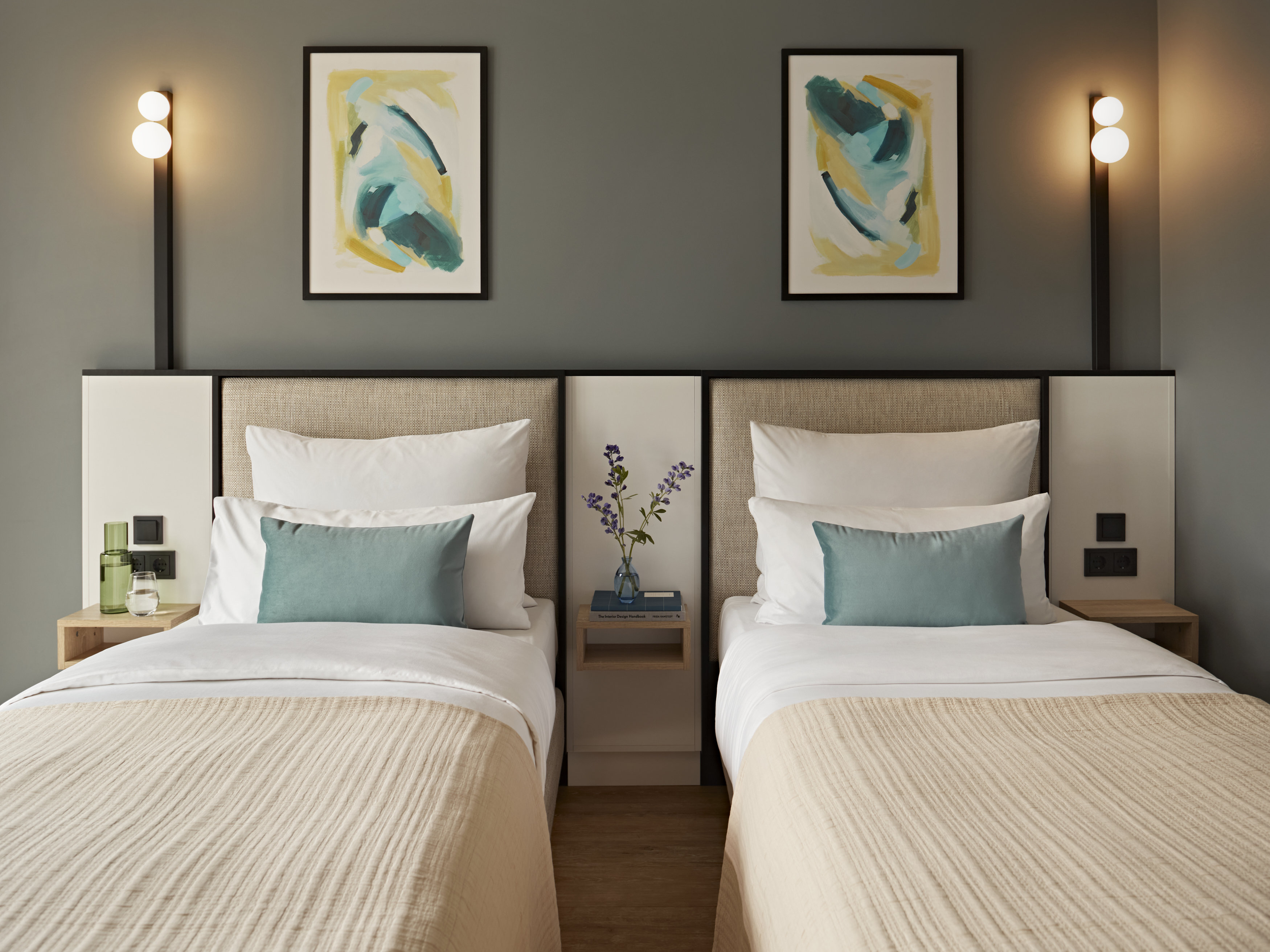Medium, Twin Beds