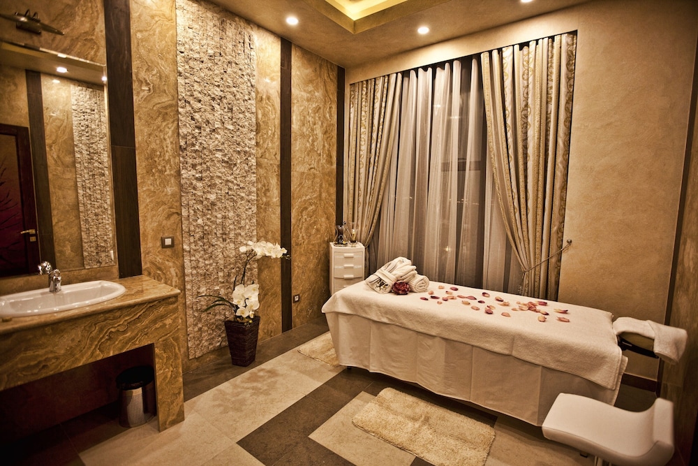 Multi Grand Hotel 27/68