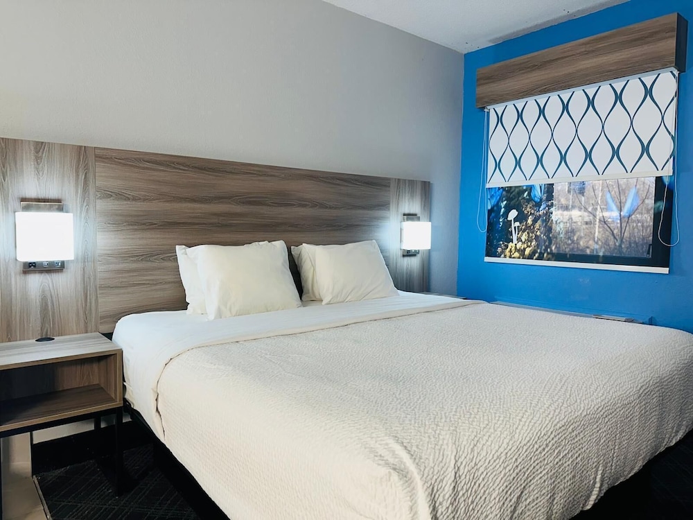 Room, King Bed, Baymont By Wyndham Indianapolis South 3/10