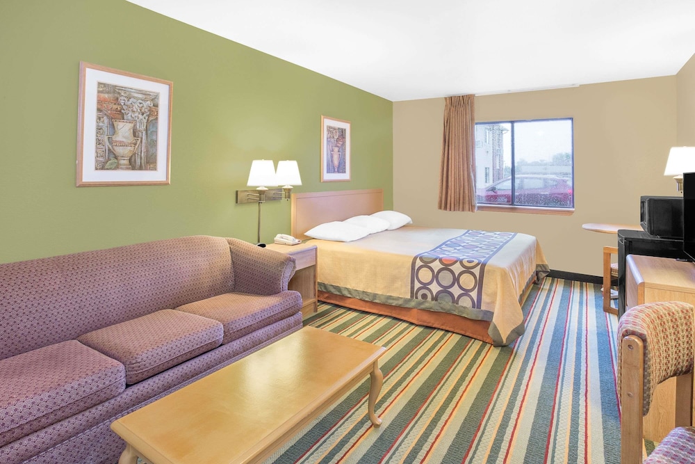 Super 8 by Wyndham East Moline 8/13