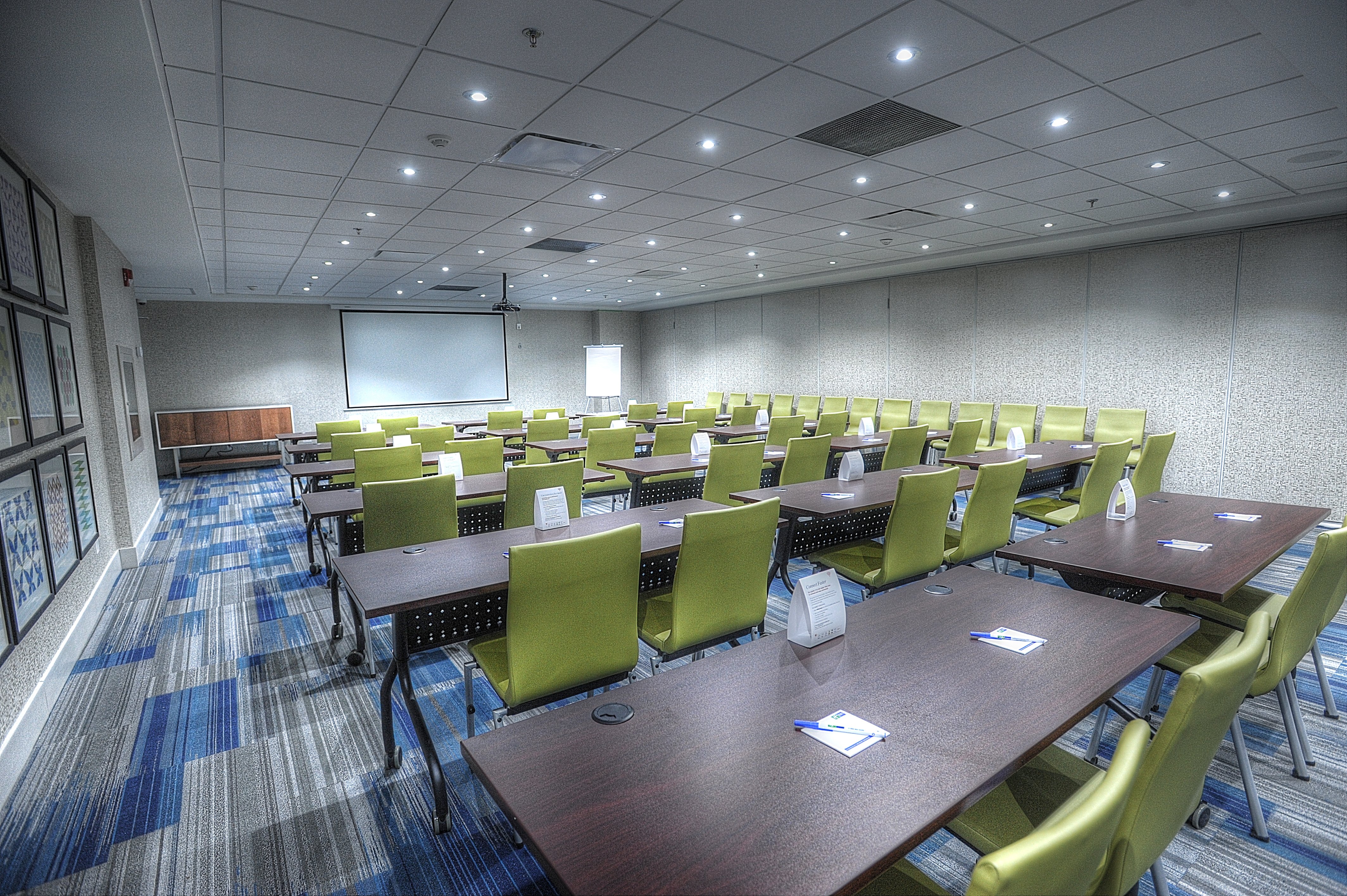 Holiday Inn Express Suites Toronto Airport West 47/55
