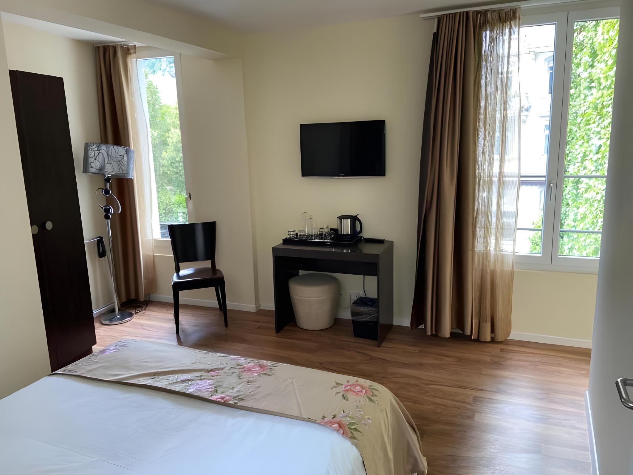 Standard, Queen Bed