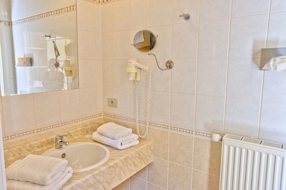 RELAIS DU SILENCE AUBERGE DU VIEUX CEDRE 29/31