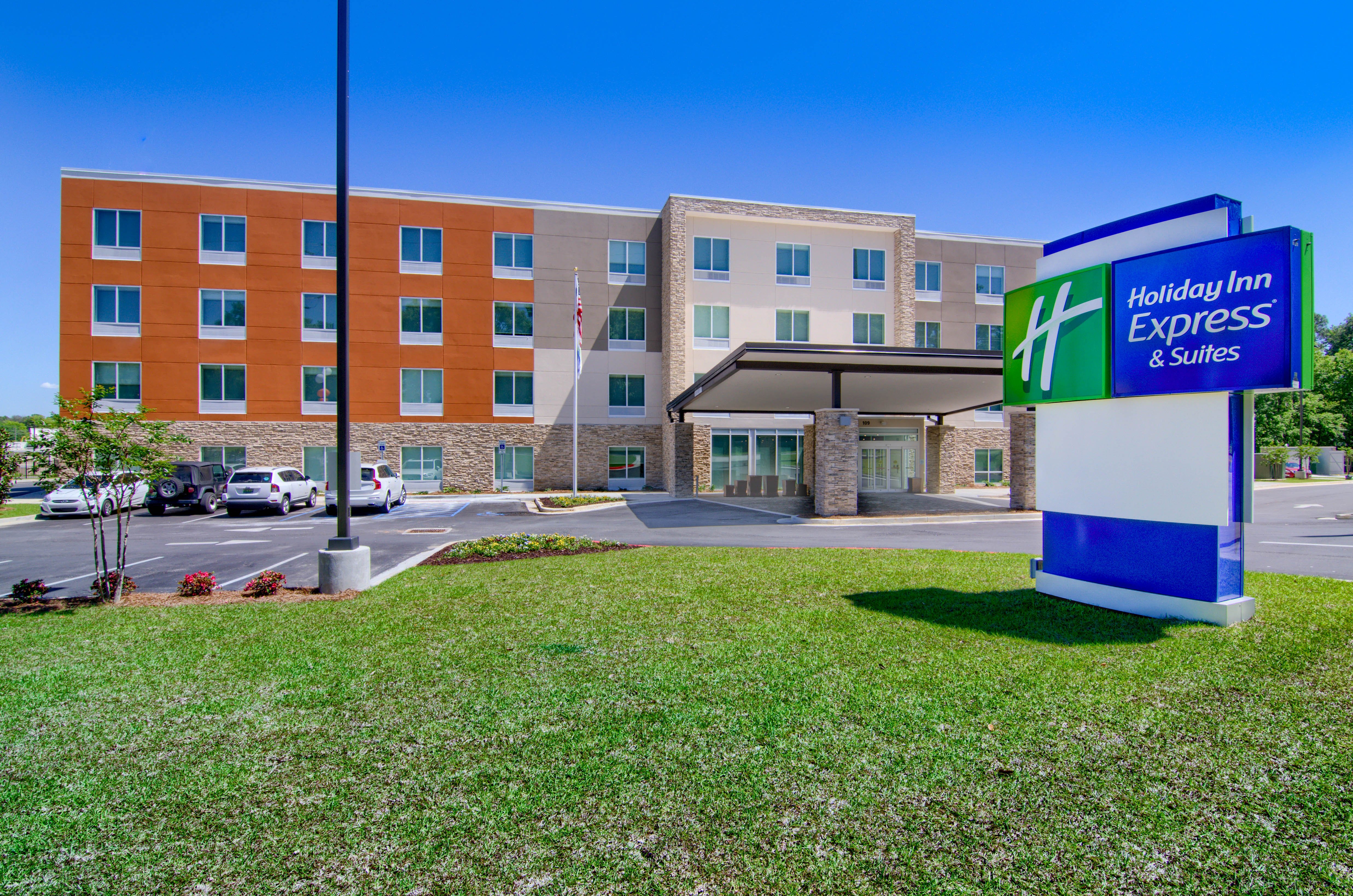 Holiday Inn Express Suites Mobile University Area 32/33