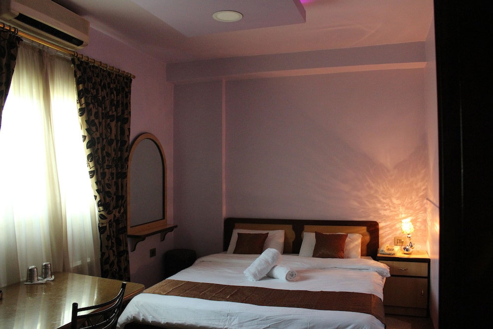 ROOM, SINGLE