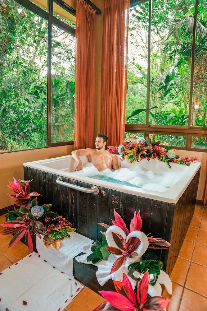 ARENAL KIORO SUITES AND SPA 60/71