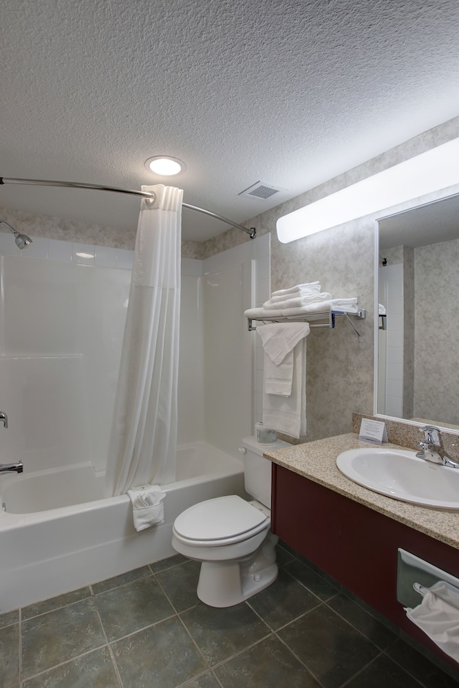 Ramada by Wyndham Nisku 6/36