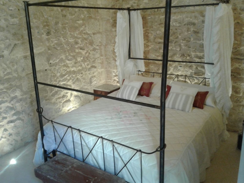 ROOM, DOUBLE BED