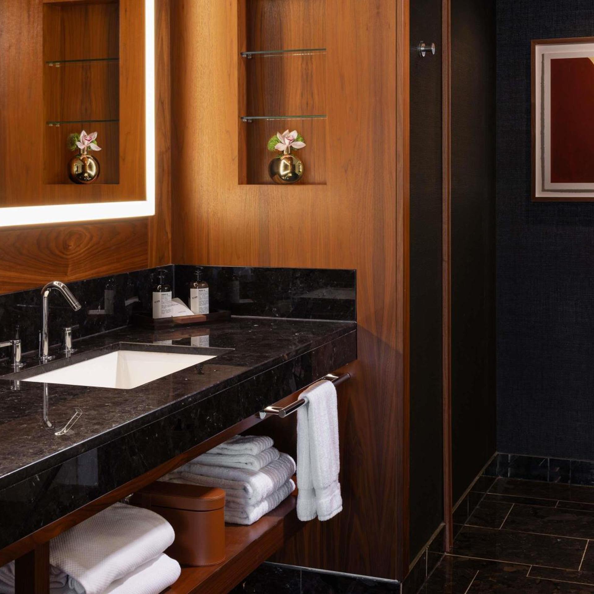 Fairmont Gold, Harbor, Suite, King Bed, Mountain View, Corner, Fairmont Pacific Rim 9/10