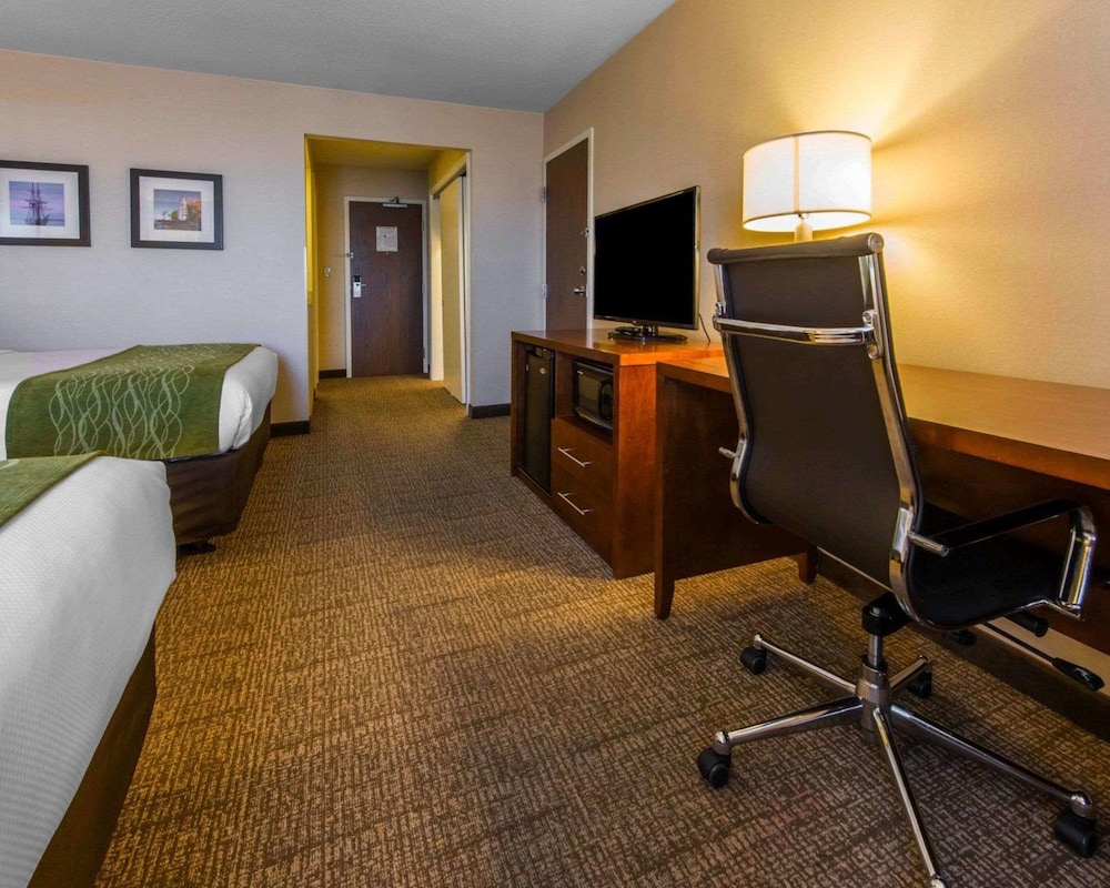 Comfort Inn & Suites Erie - Splash Harbor Indoor Waterpark 45/55