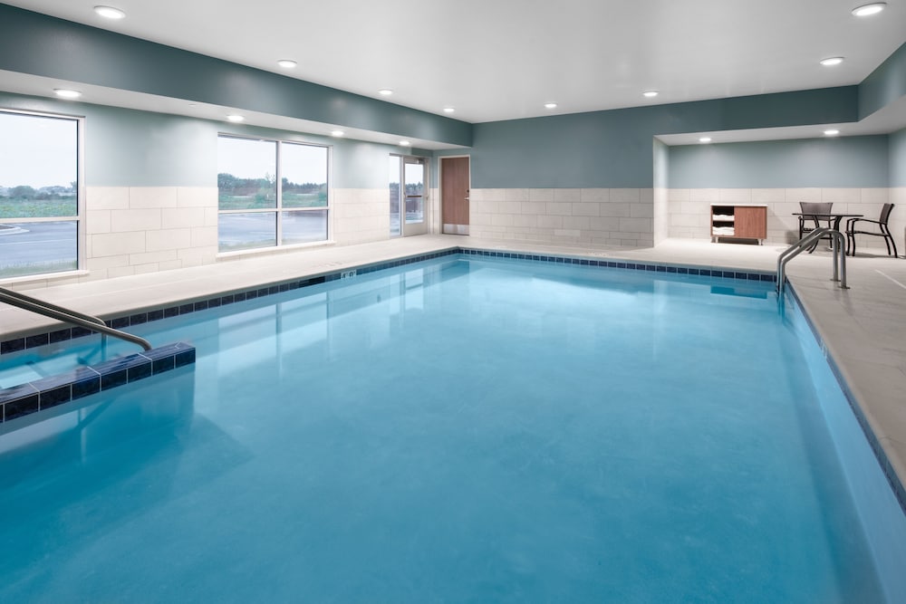 Holiday Inn Express & Suites Elkhorn - Lake Geneva Area 14/55