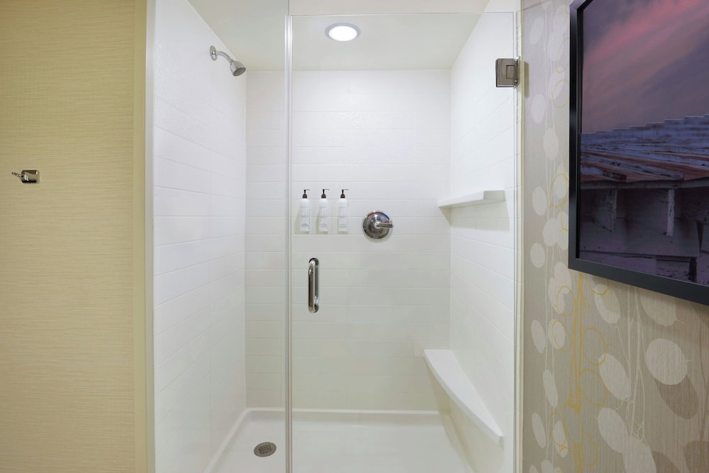 غرفة بسرير كينج في طابق مرتفع، Fairfield Inn Suites Calgary Downtown 4/4