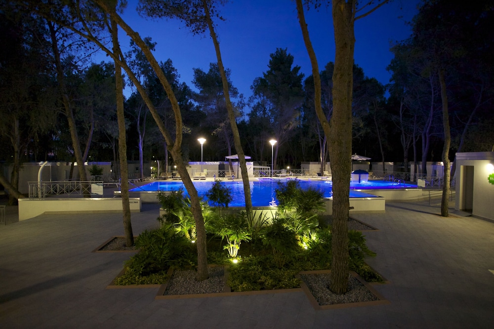 SIRA RESORT 68/71