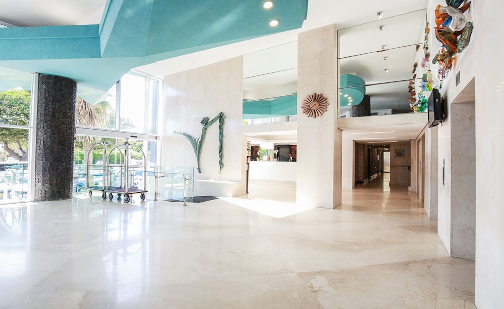 Blue Waters Hotel 9/50