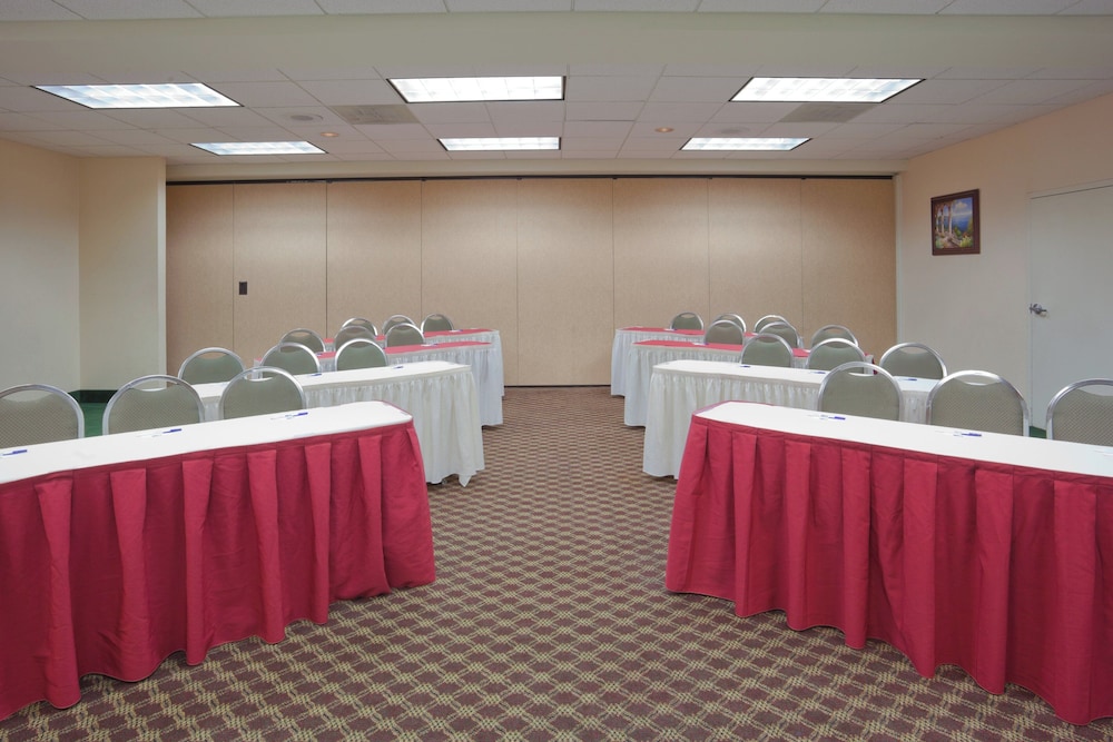 Holiday Inn Express Hotel & Suites Tracy 66/77