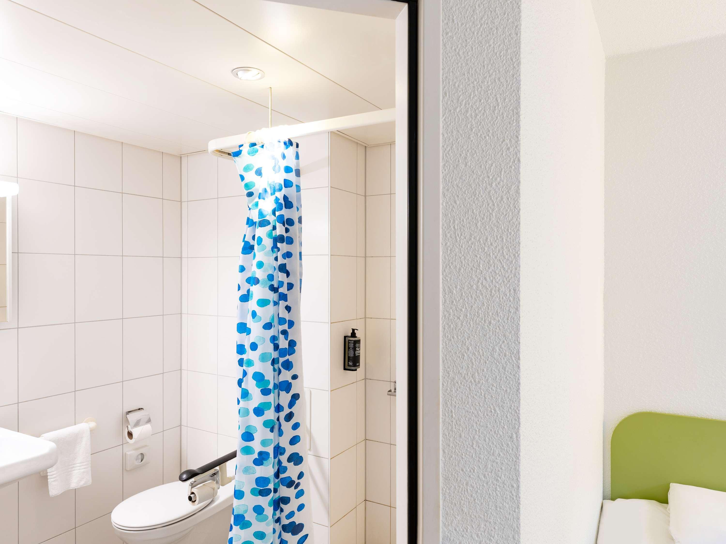 غرفة بسرير مزدوج لذوي الإعاقة، Ibis Budget Zurich City West 4/6