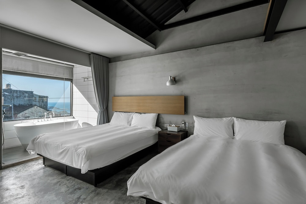 DELUXE, QUADRUPLE, 2 DOUBLE BEDS, BATHTUB