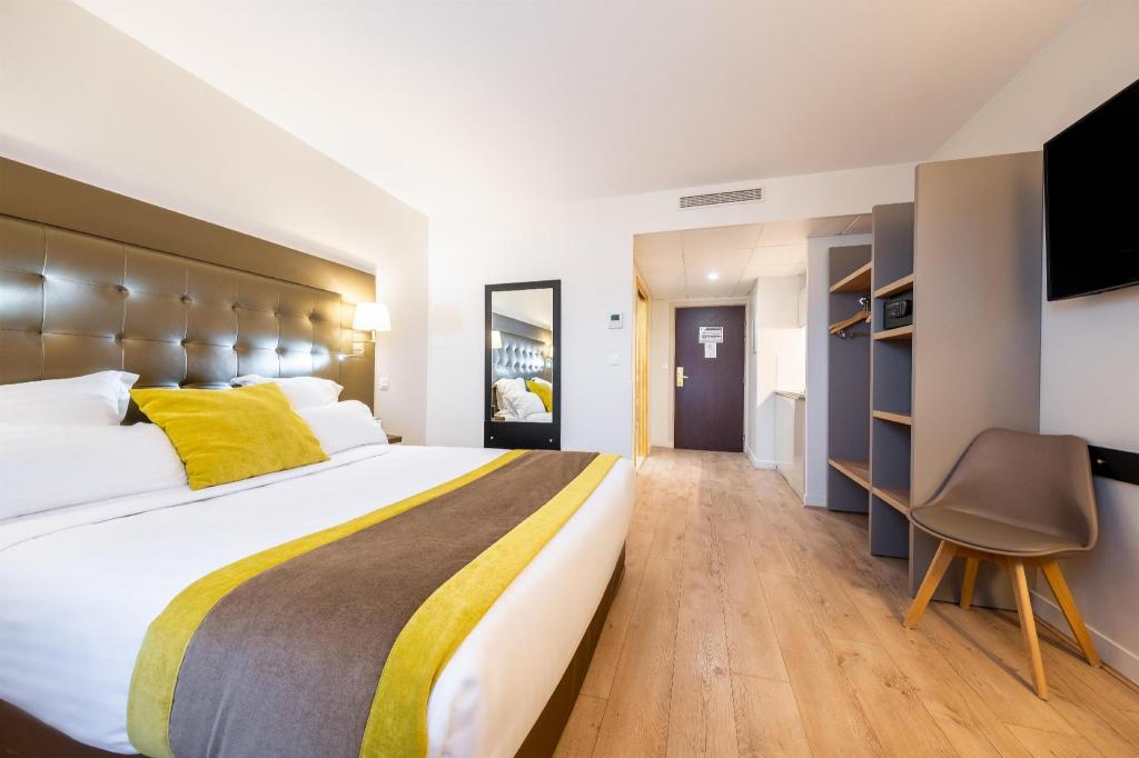Superior, Queen Bed, Castle View, Kitchenette