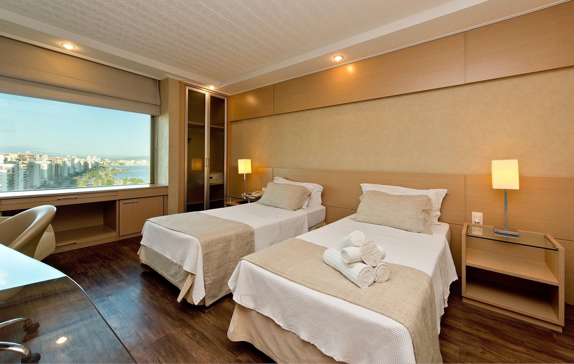 DELUXE, TWIN BEDS