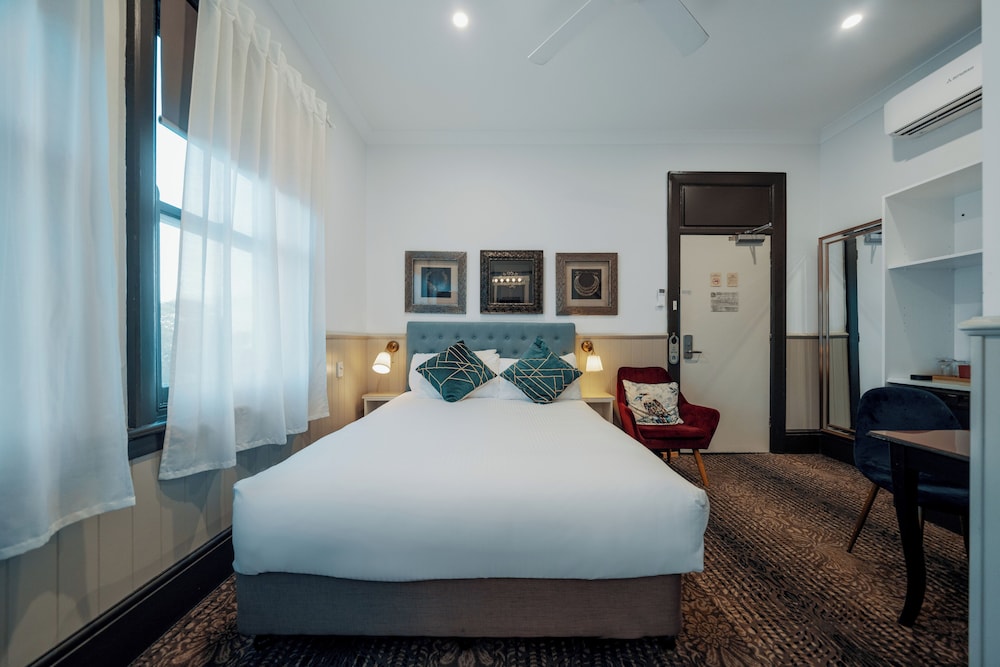 CREMORNE POINT MANOR 10/73