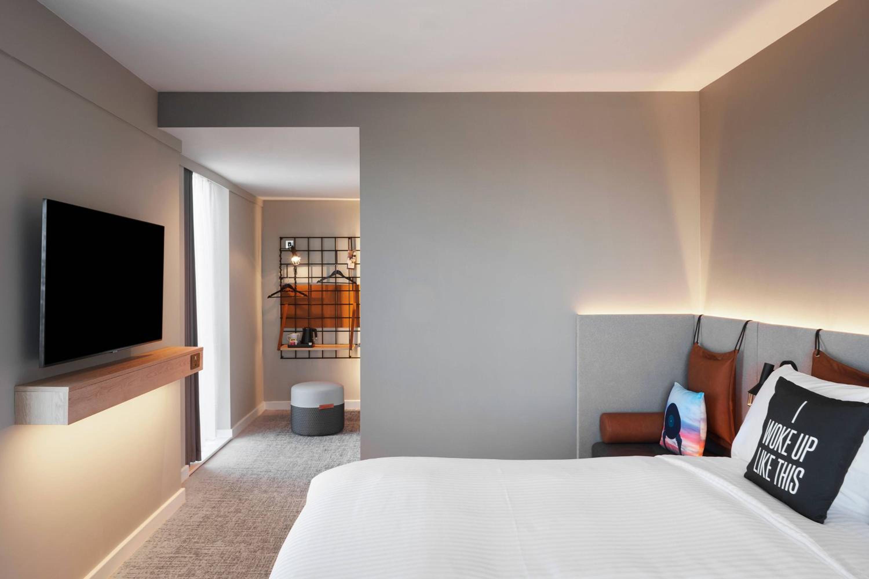 Moxy Sleeper, Queen Bed