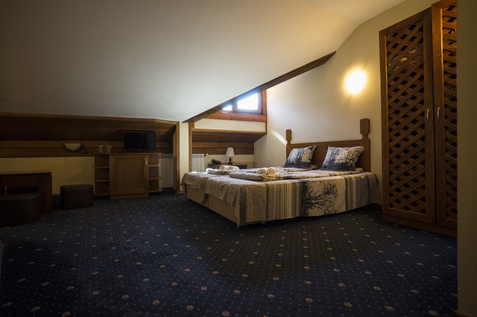 ECONOMY, DOUBLE OR TWIN BED