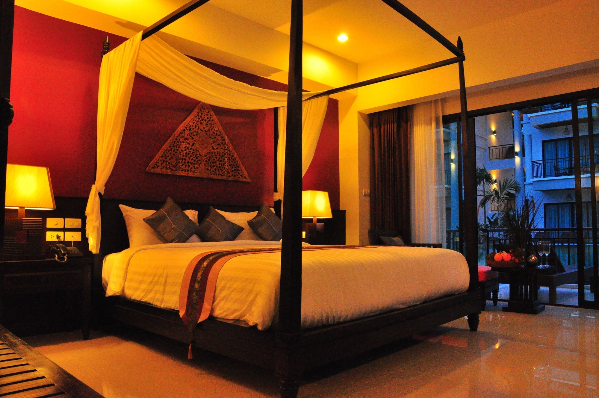 GRAND, KING BED, POOL ACCESS