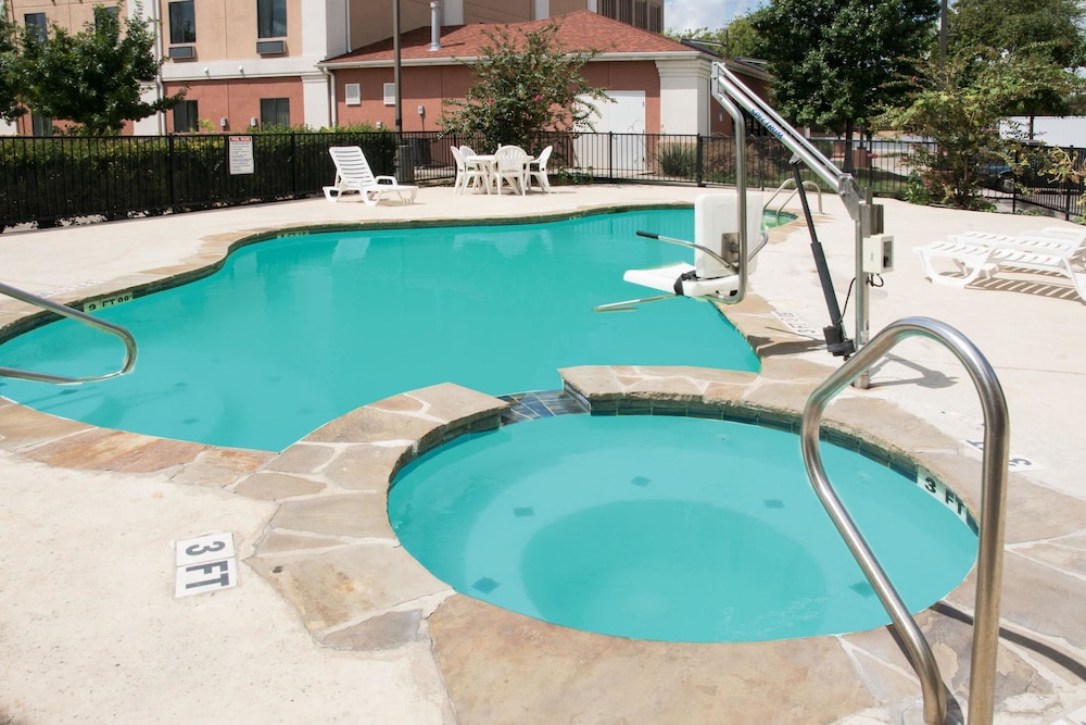 Days Inn by Wyndham Central San Antonio NW Medical Center 3/40