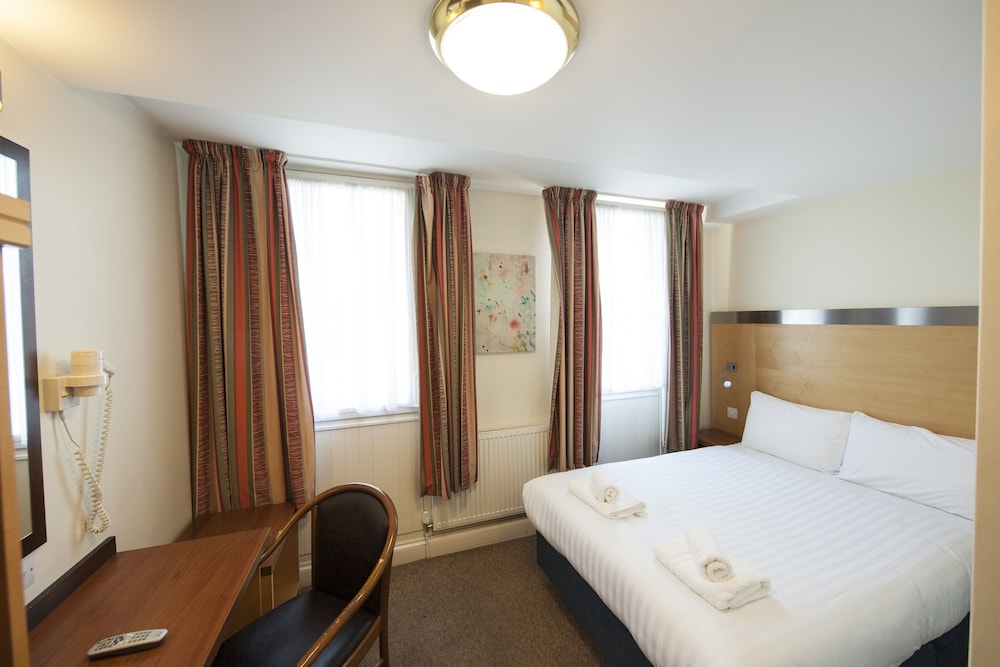 Maiden Oval Hotel 9/28