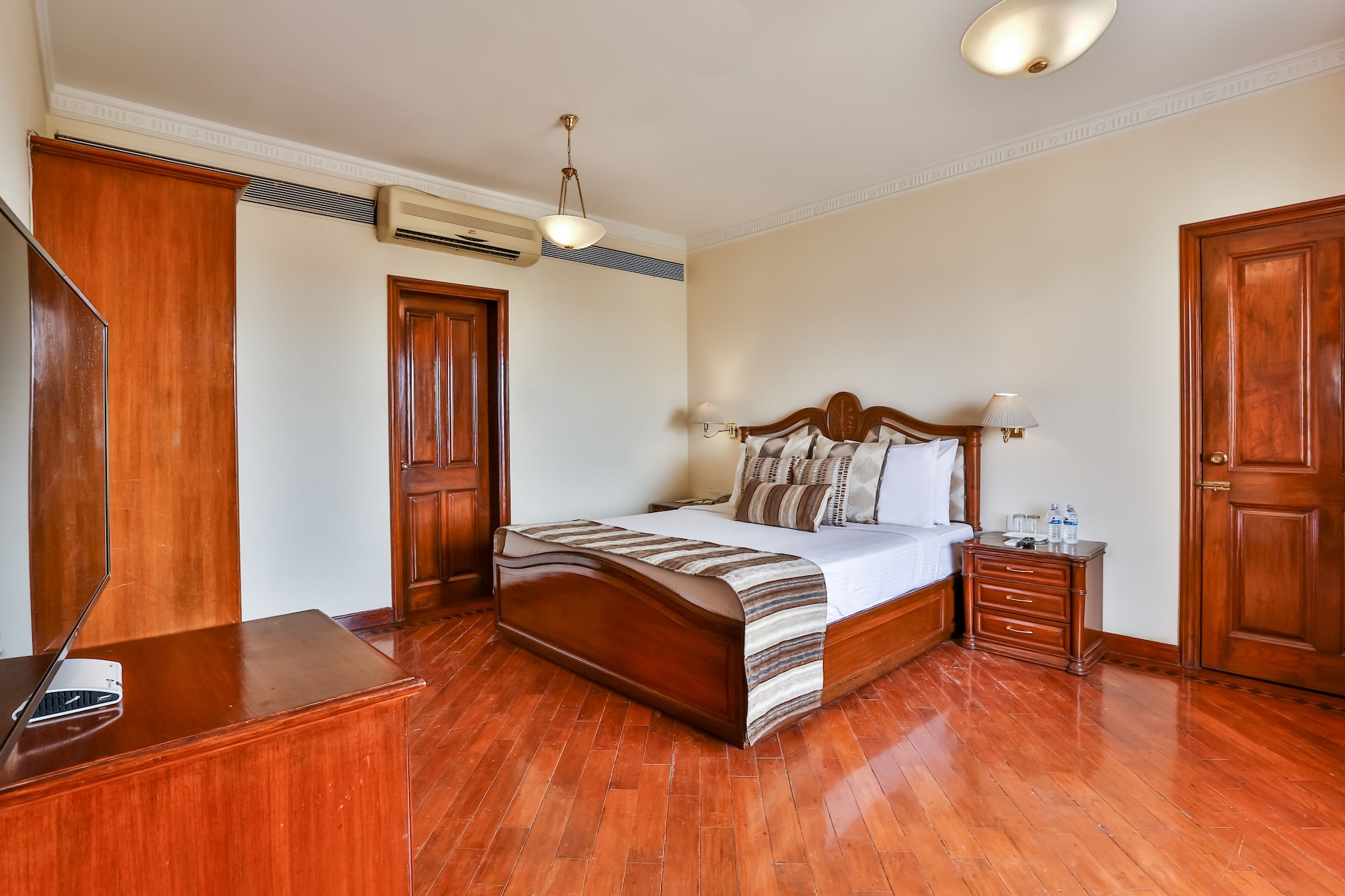 LUXURY, SUITE