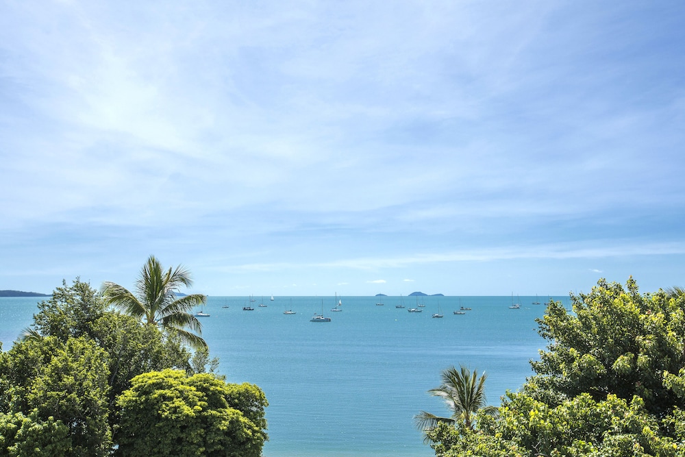 AIRLIE BEACH HOTEL 64/70