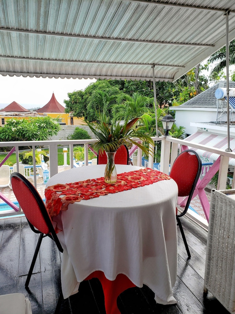 Pinkhibiscus Guest House 46/50