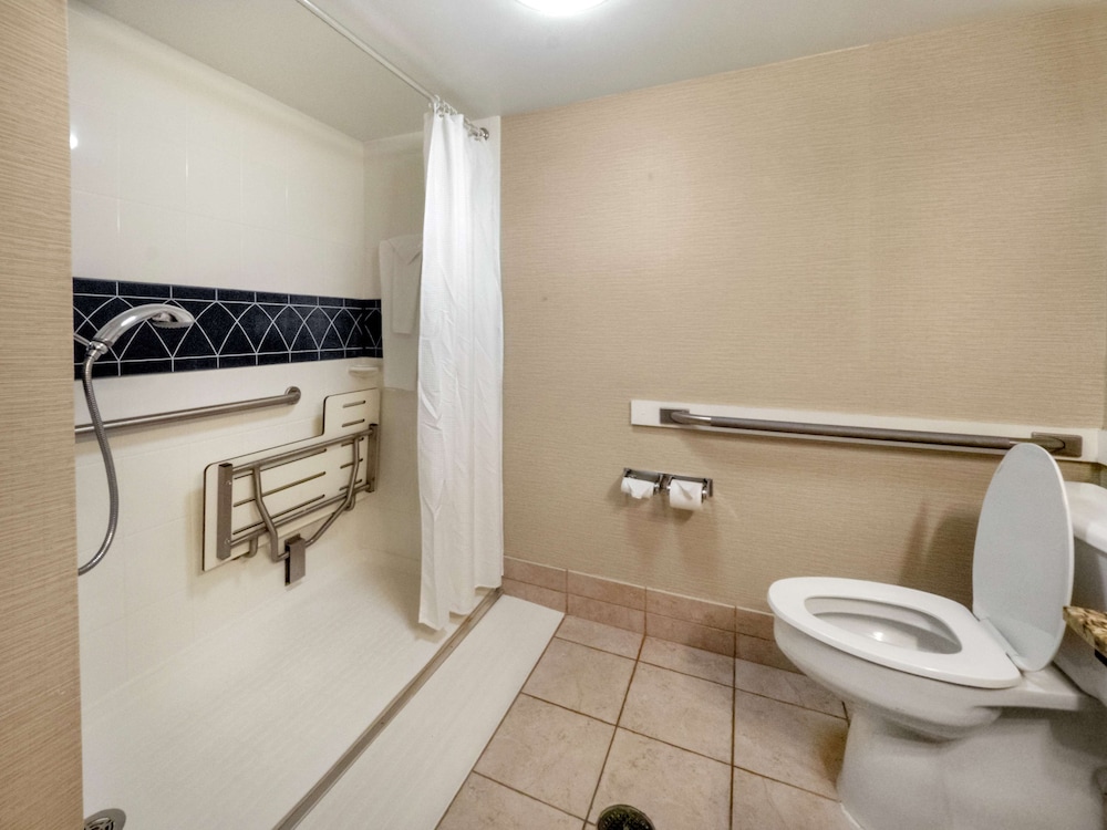 Doubletree By Hilton Buffalo Amherst 26/64
