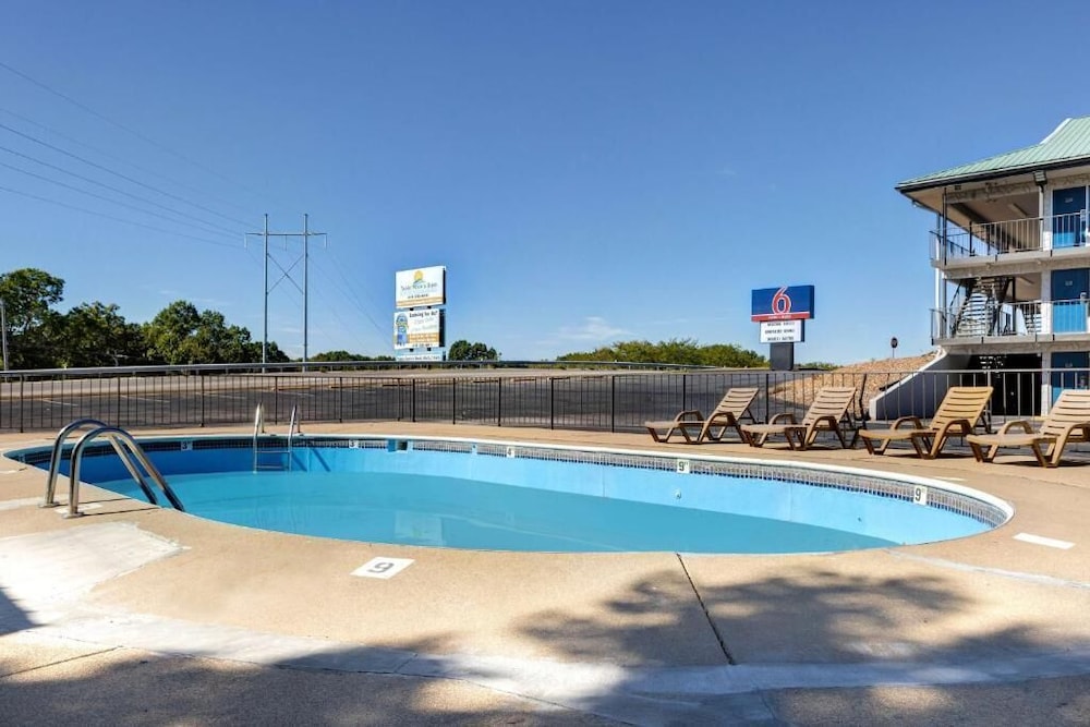 Motel 6 Branson West Silver Dollar City 54/58