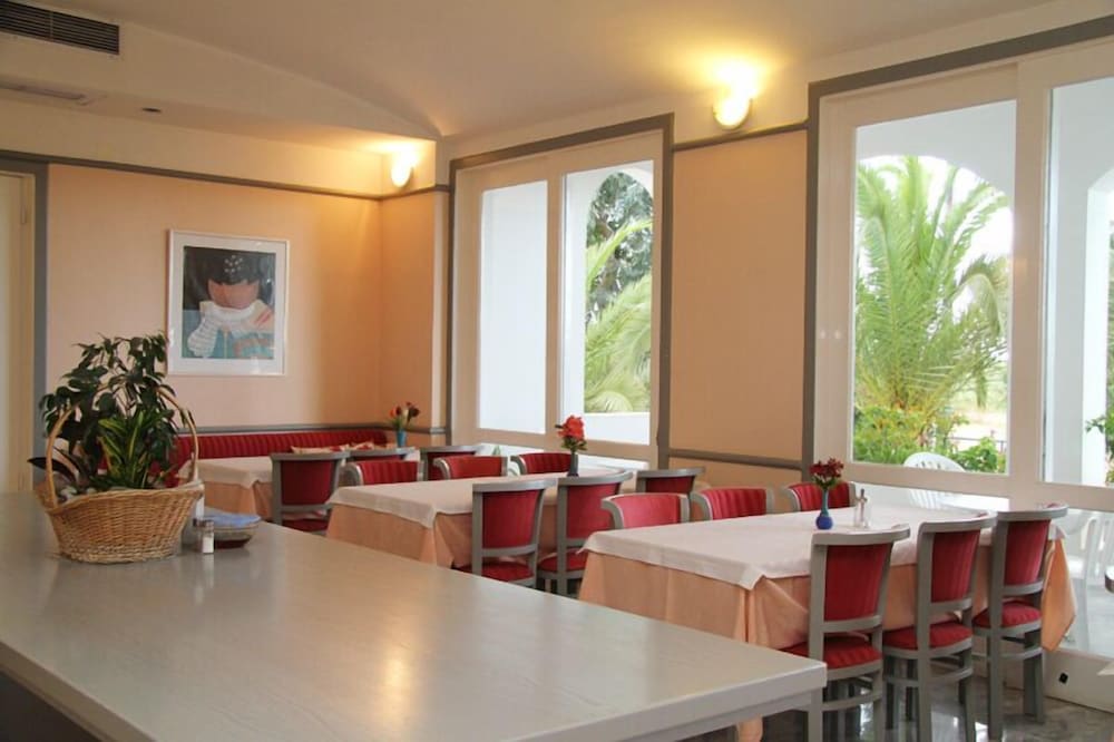 Mantenia Hotel 24/50