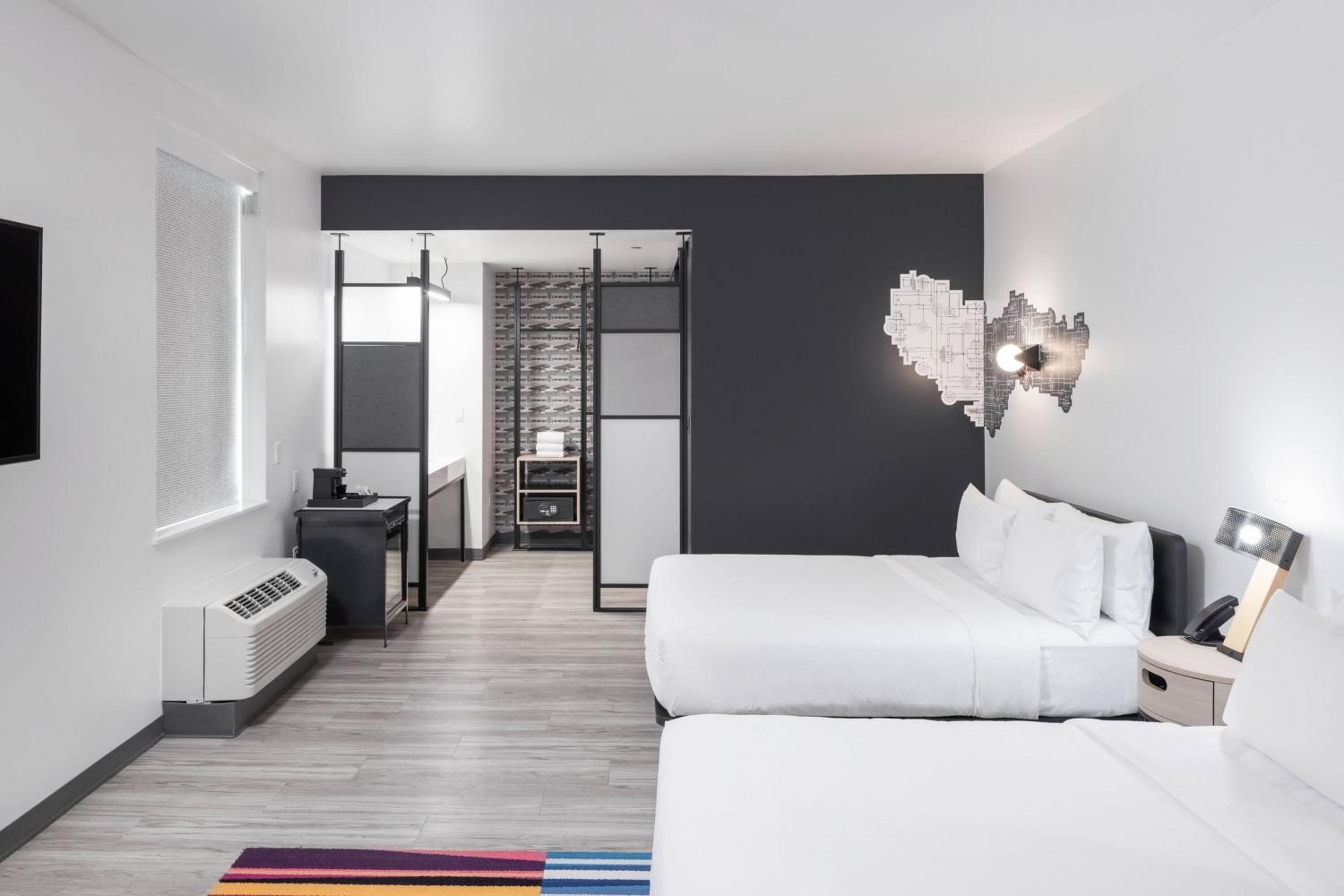 Savvy, Junior Suite, Queen Bed, Bathtub, Accessible